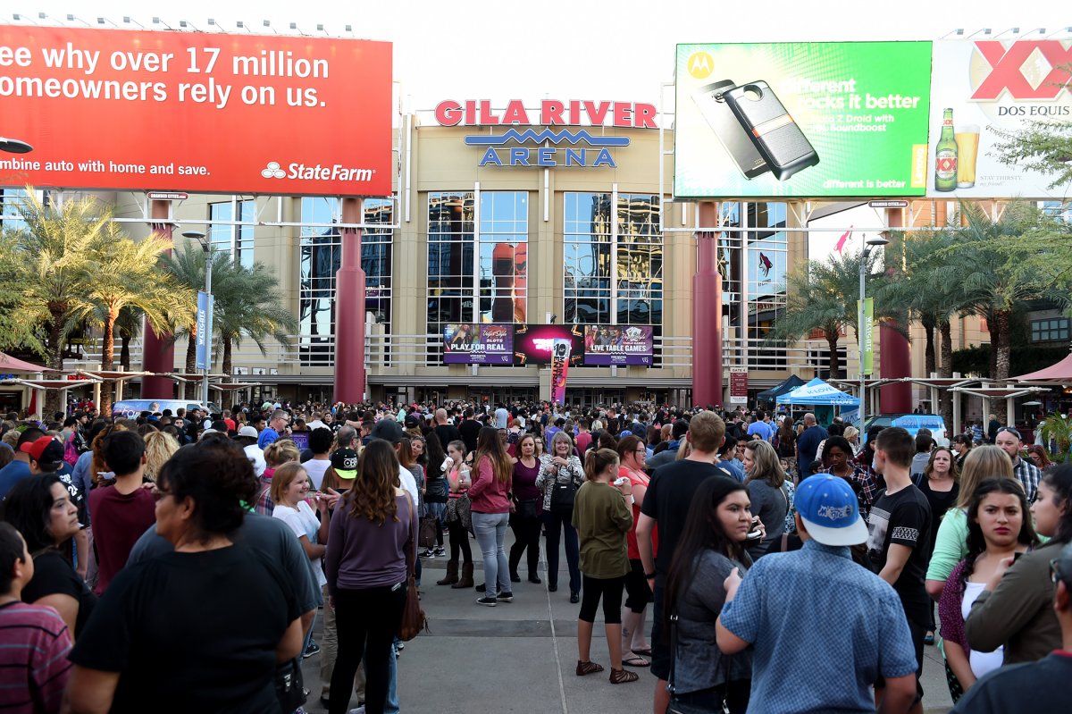 Exterior Image of Gila River Arena and crowd