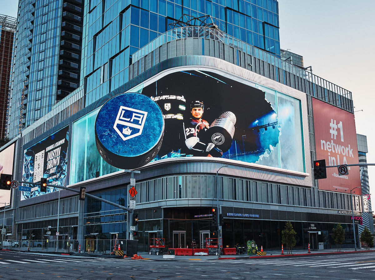 LA Kings legend Dustin Brown stars in Downtown L.A.'s first-ever 3D billboard. Augmented Reality technology brings the billboard