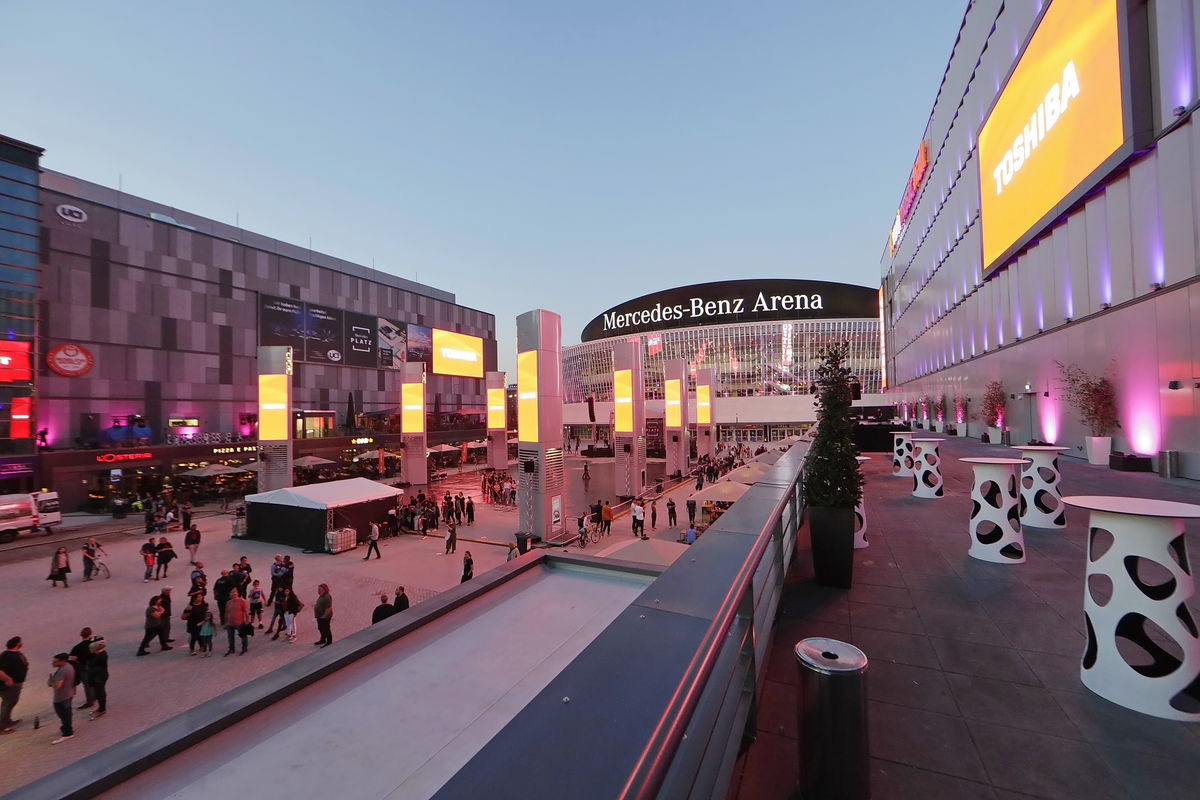 Exterior Image of Mercedes-Benz Arena and district at night