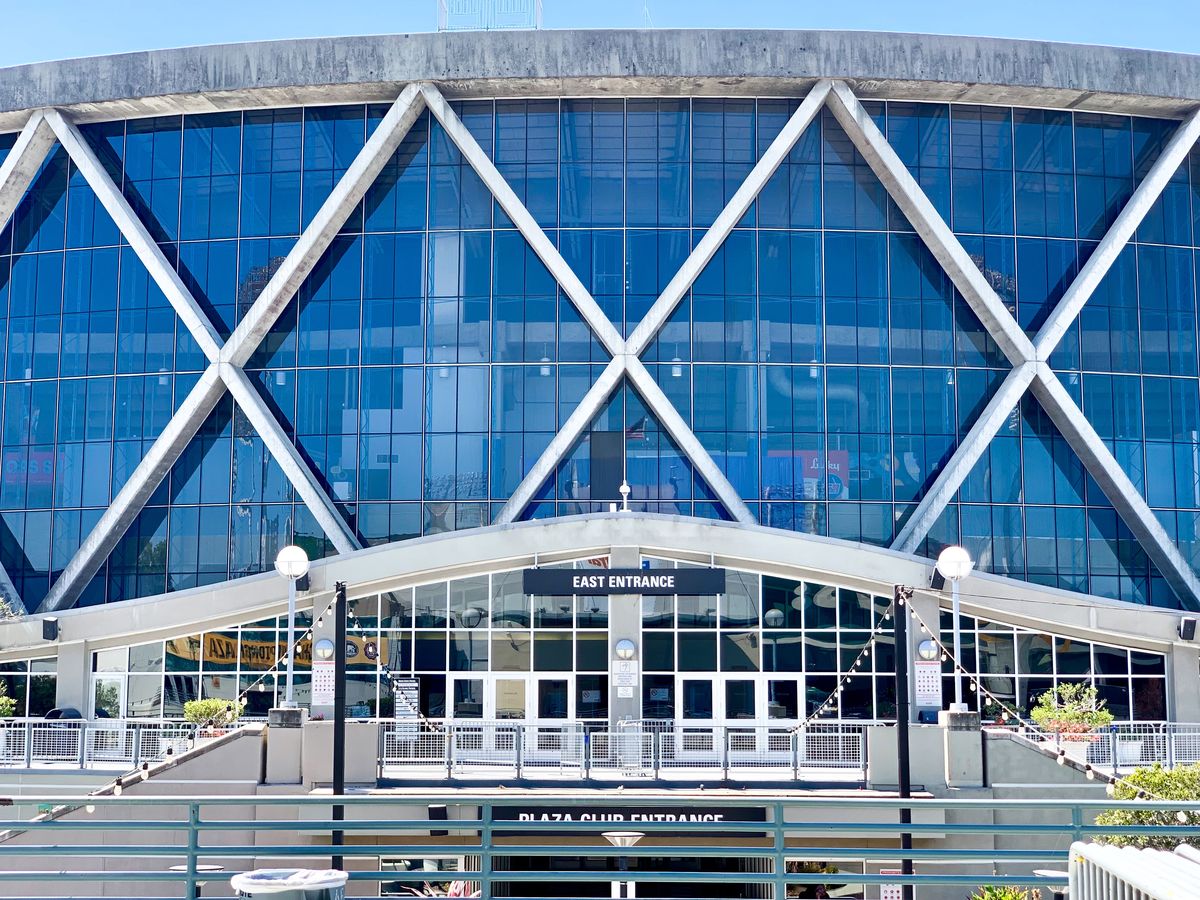 Exterior Image of Oracle Arena from the parking lot