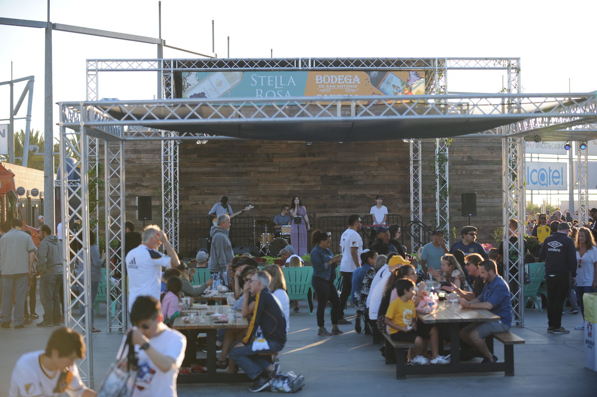 AEG’s LA Galaxy to host Shared Plate celebration to benefit L.A. Kitchen at StubHub Center’s Pitch and Pale event on October 7, 2017.