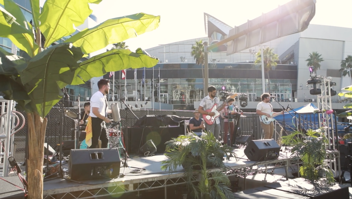 Live entertainment at Fiestón en la Plaza