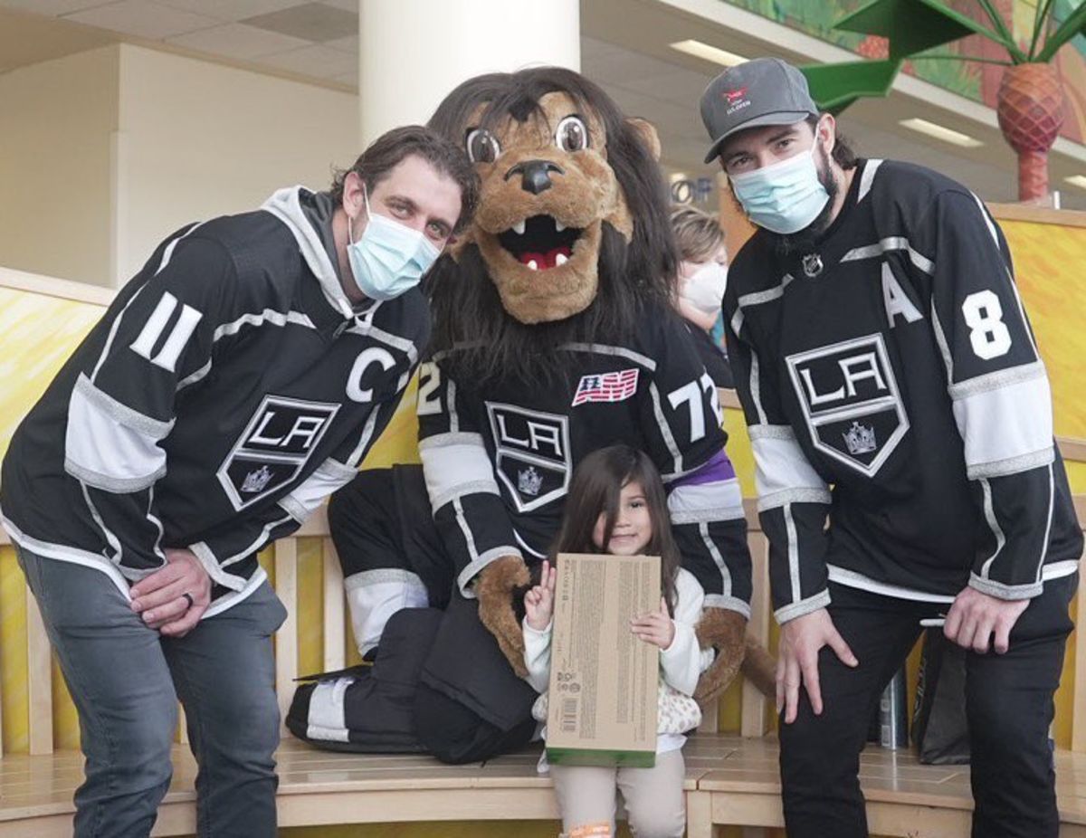 LA Kings Make Annual Team Visit to Children's Hospital Los Angeles