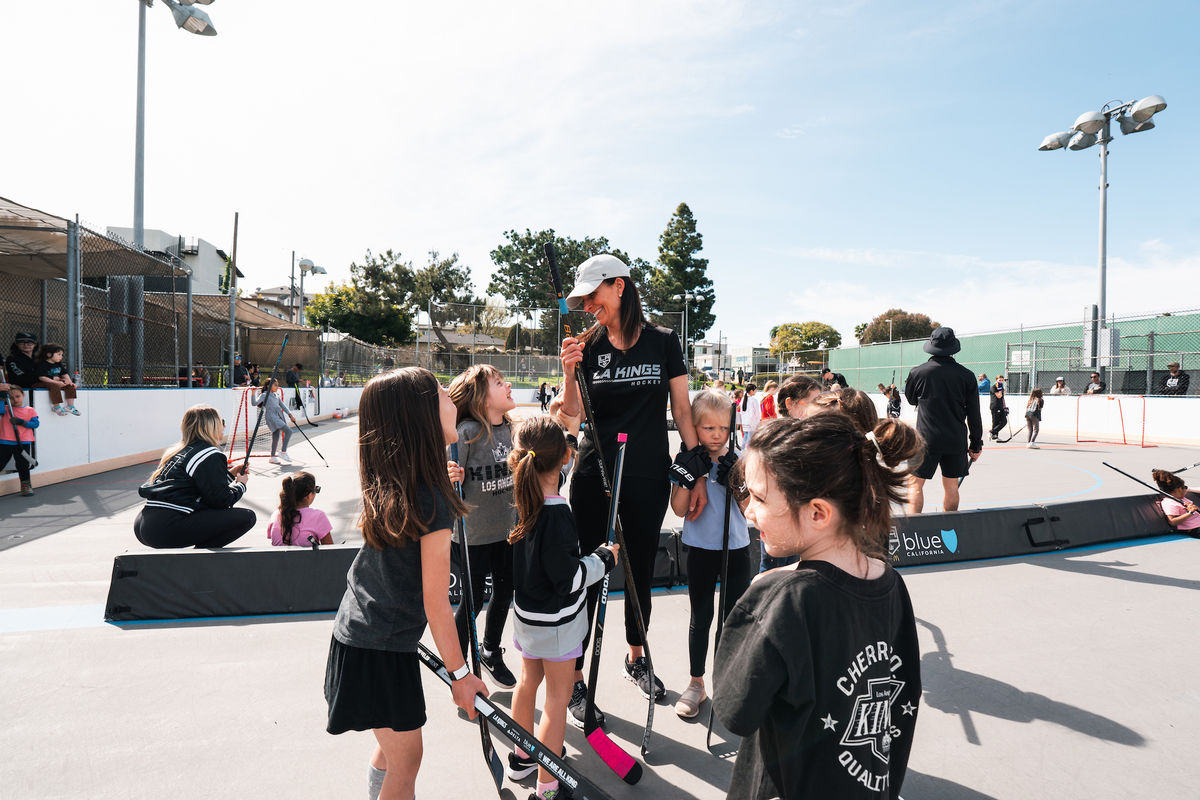 Manon with girls at ball hockey clinic