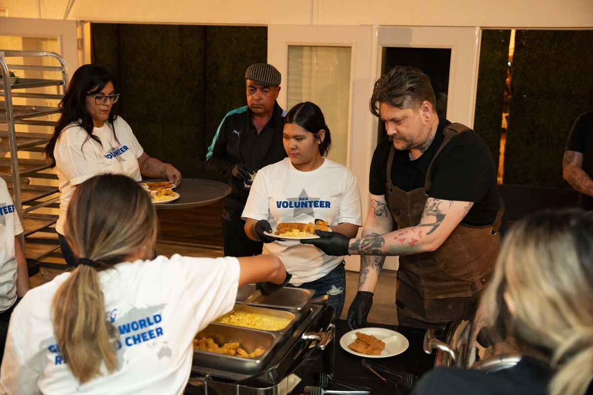 AEG volunteers served Thanksgiving dinner to families