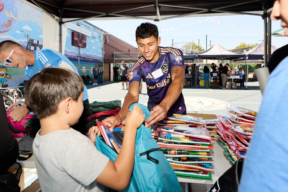 Galaxy players join volunteers to help underserved families prepare for the new school year