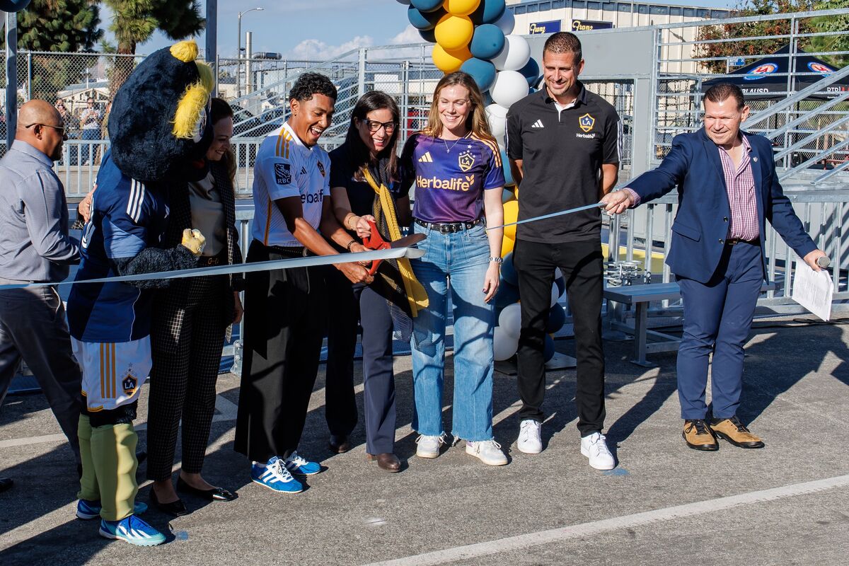 LA Galaxy, Herbalife, LAUSD, and U.S. Soccer Foundation Unveil New Mini Pitch at Ricardo Lizarraga Elementary School