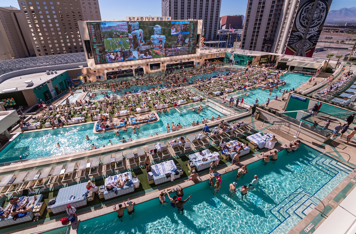 COLLEGE BASKETBALL CROWN AND CIRCA RESORT & CASINO ANNOUNCE RETURN OF CROWN TOWN FAN FEST AT STADIUM SWIM