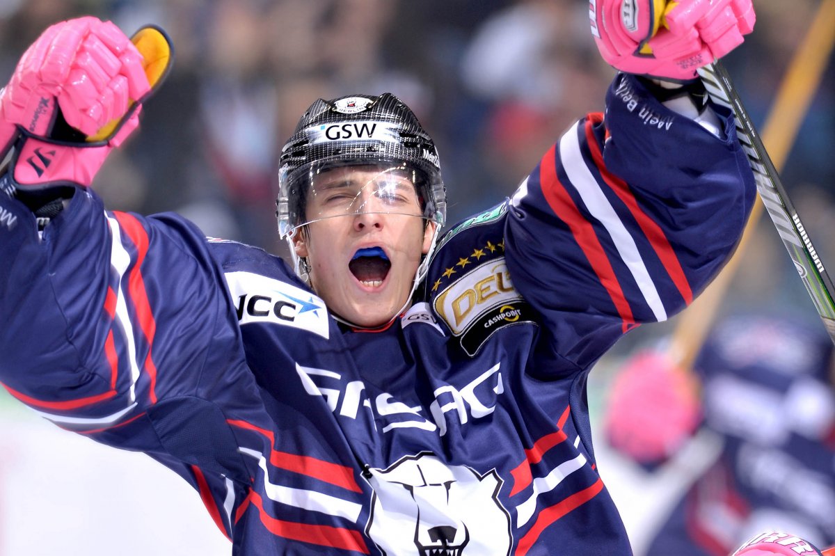 Eisbaren player celebrating on the ice 