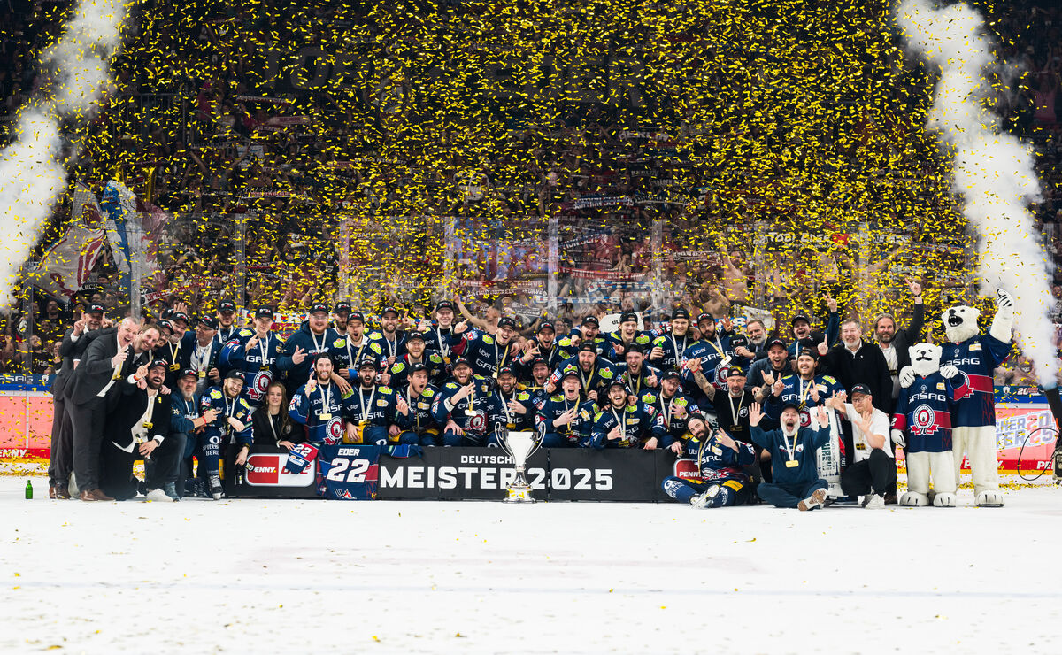 Eisbaren player celebrating on the ice