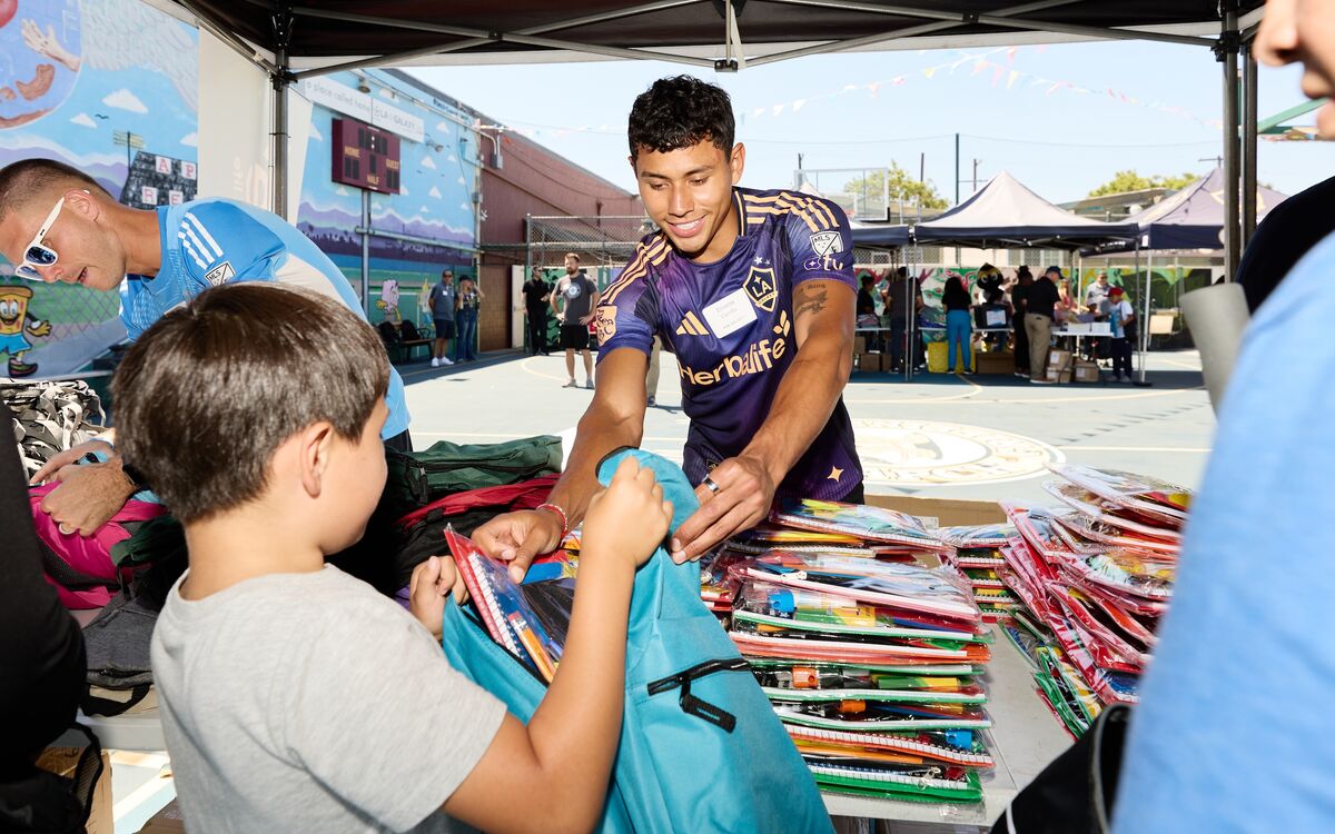 Galaxy players join volunteers to help underserved families prepare for the new school year