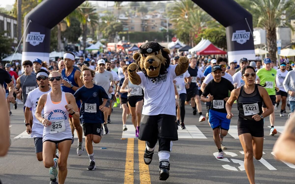 Bailey running with LA Kings 5K participants